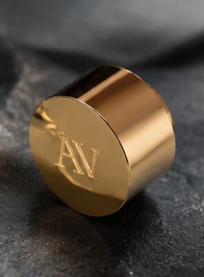 شراء Luxury Magnetic Zamak Perfume Cap with Custom Engraved Logo and Mirror Gold Finish تصنيع عبر الإنترنت