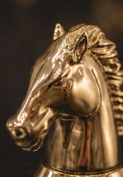 Luxury Horsehead Zamak Perfume Cap with Polished Metal Finish and Customized Design